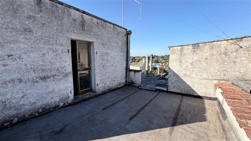 Antico Fabbricato Alle Porte di Putignano, Parzialmente In Pietra e Terreno.